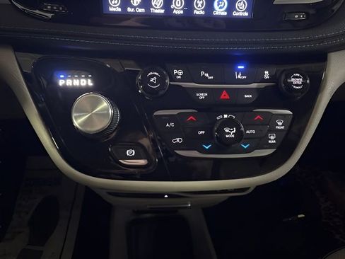 Used 2017 Chrysler Pacifica Platinum image 17