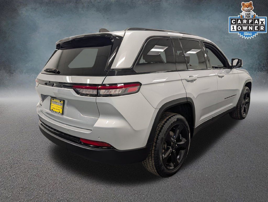Used 2023 Jeep Grand Cherokee Altitude AWD/4WD image 4