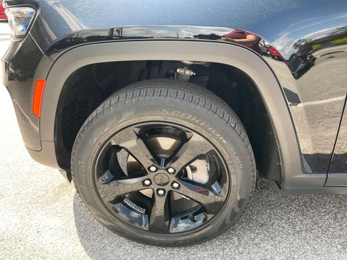 Used 2023 Jeep Grand Cherokee Limited w/ Black Appearance Package image 13