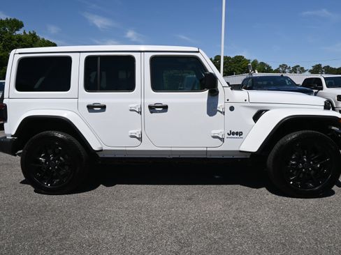 Used 2025 Jeep Wrangler Unlimited Sahara w/ Safety Group AWD/4WD image 11