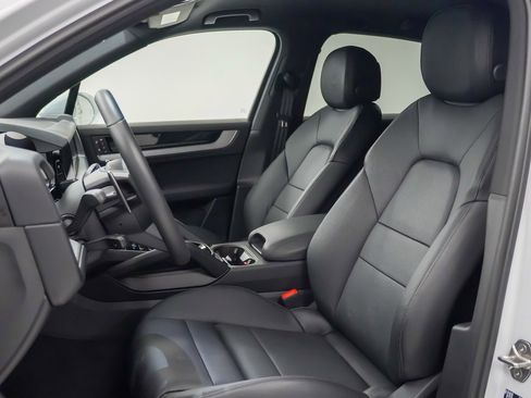 Certified 2025 Porsche Cayenne image 5