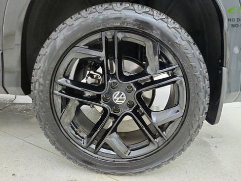 Used 2025 Volkswagen Tiguan SE R-Line AWD/4WD image 60