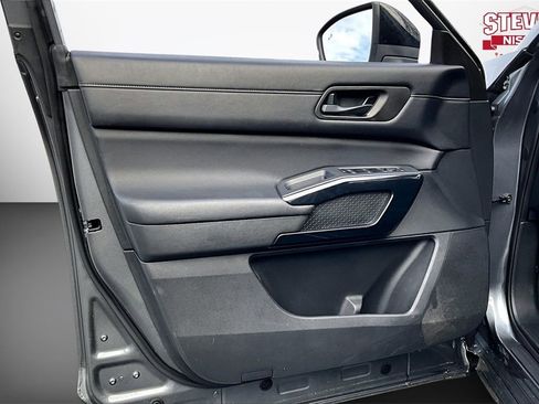 Used 2024 Nissan Pathfinder S image 17