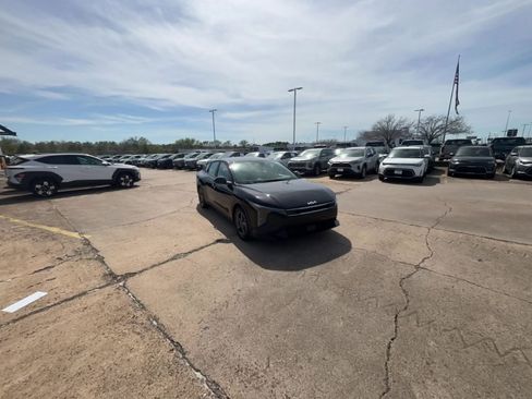 Used 2025 Kia K4 LXS image 16