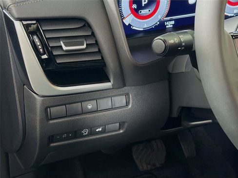 Used 2025 Nissan Rogue SL AWD/4WD image 17