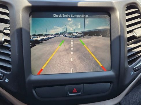 Used 2016 Jeep Cherokee Latitude FWD image 24