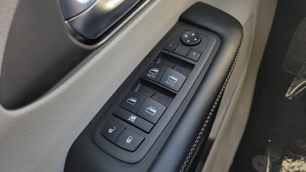Used 2023 Chrysler Pacifica Touring-L FWD image 18