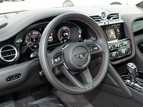 Certified 2025 Bentley Bentayga AWD/4WD image 30