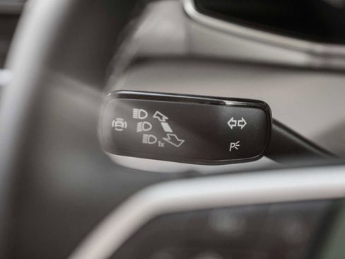 Used 2025 Volkswagen Taos SE image 27