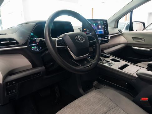 Used 2021 Toyota Sienna LE FWD image 8