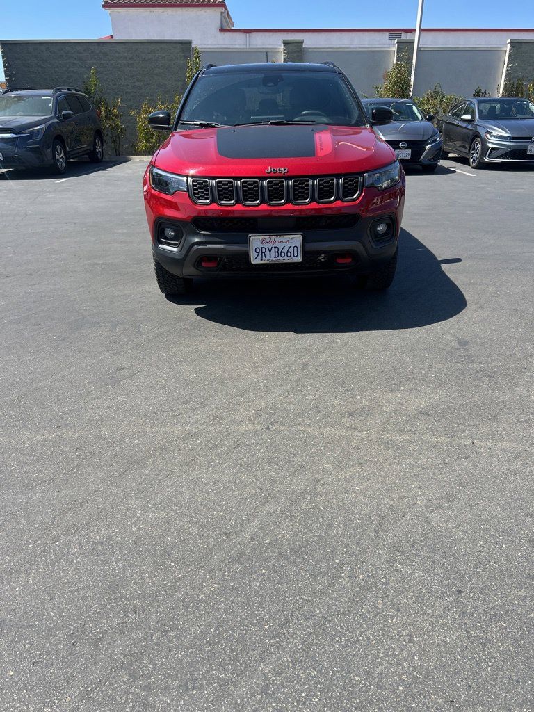 Used 2025 Jeep Compass Trailhawk AWD/4WD image 4