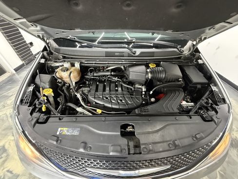 Used 2018 Chrysler Pacifica Touring-L w/ Advanced Safetytec Group FWD image 32