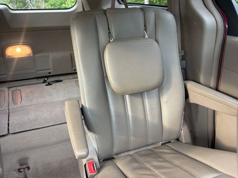 Used 2016 Chrysler Town & Country Touring FWD image 15
