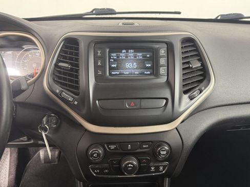 Used 2017 Jeep Cherokee Latitude AWD/4WD image 17
