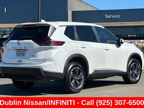 Used 2024 Nissan Rogue SV FWD image 4
