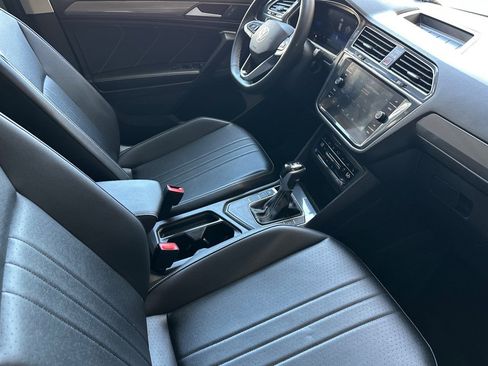 Used 2023 Volkswagen Tiguan SE w/ Panoramic Sunroof Package FWD image 18