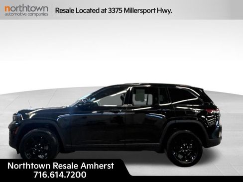 Used 2024 Jeep Grand Cherokee Altitude RWD image 2