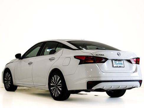Used 2025 Nissan Altima 2.5 SV FWD image 8