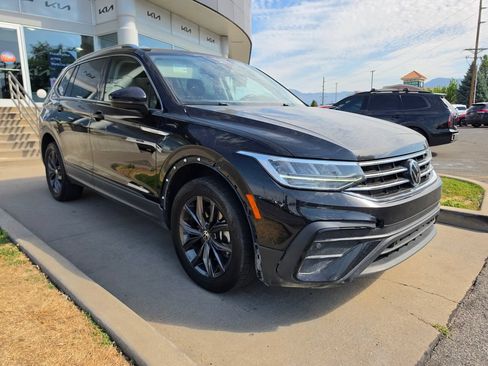 Used 2022 Volkswagen Tiguan SE w/ Panoramic Sunroof Package AWD/4WD image 3