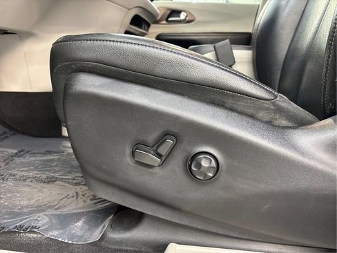 Used 2019 Chrysler Pacifica Touring-L FWD image 24