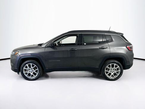 Used 2022 Jeep Compass Latitude w/ Sun and Sound Group AWD/4WD image 8