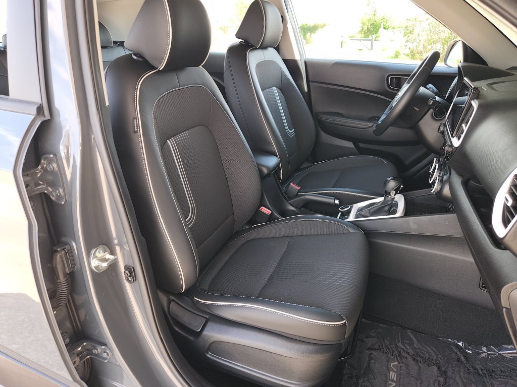Used 2024 Hyundai Venue Limited FWD image 16