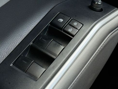 Used 2023 Toyota Highlander XLE FWD image 18