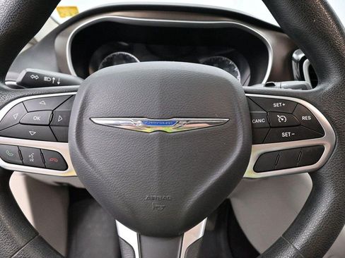 Used 2017 Chrysler Pacifica Touring FWD image 17
