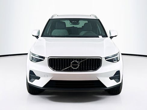 Used 2025 Volvo XC40 B5 Core image 2