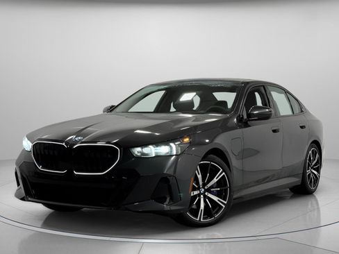 New 2026 BMW 550e xDrive image 2