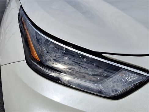Certified 2021 Toyota Highlander XLE image 9