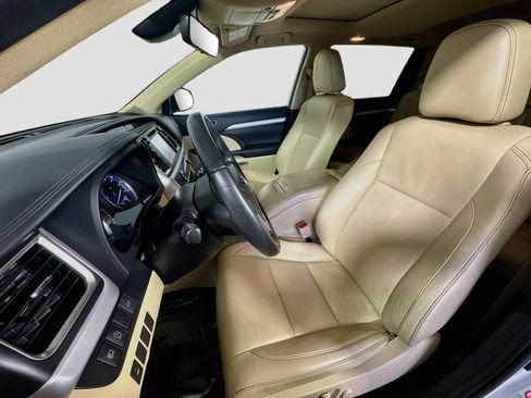 Used 2019 Toyota Highlander XLE AWD/4WD image 18