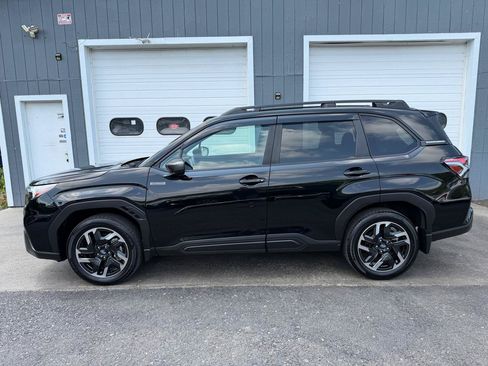 Used 2025 Subaru Forester Premium AWD/4WD image 7