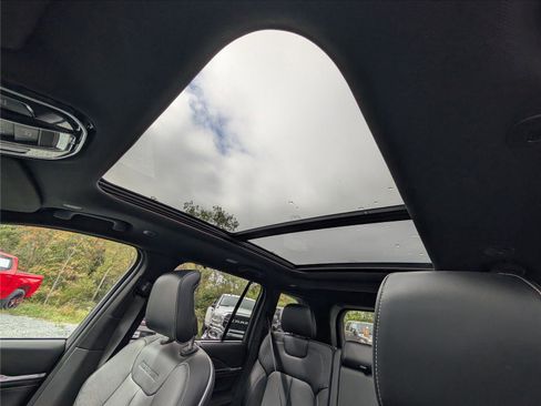 Used 2023 Jeep Grand Cherokee Overland w/ Advanced Protech Group III image 32