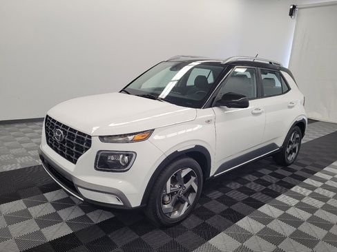 Used 2025 Hyundai Venue Limited FWD image 2