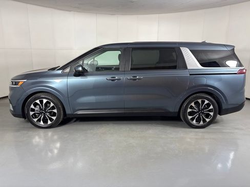 Used 2023 Kia Carnival EX FWD image 5