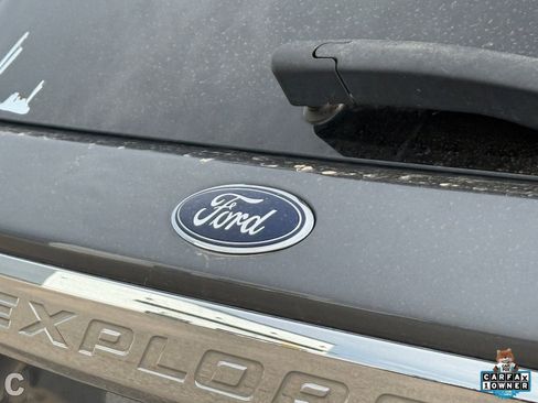 Used 2022 Ford Explorer XLT w/ Equipment Group 202A image 7