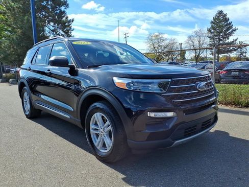 Used 2023 Ford Explorer XLT w/ Equipment Group 202A image 3