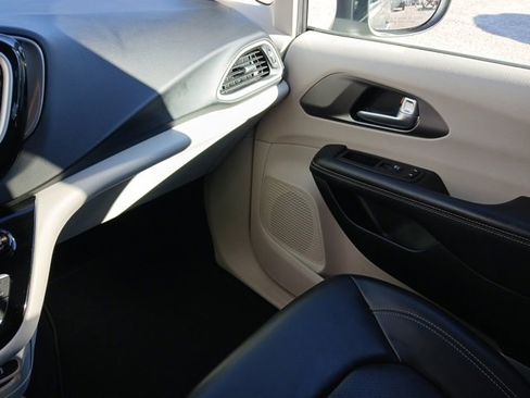 Used 2023 Chrysler Pacifica Touring-L image 31