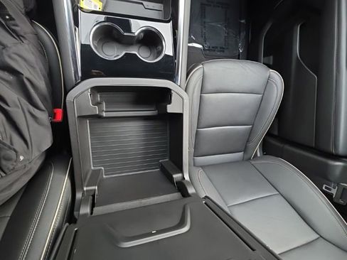 Used 2025 Chevrolet Suburban Premier image 30