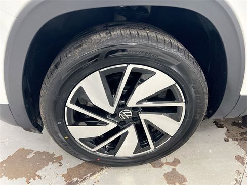 Used 2024 Volkswagen Atlas SE image 25