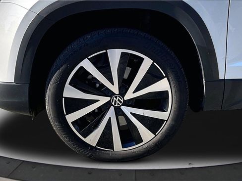 Used 2024 Volkswagen Taos SE image 32