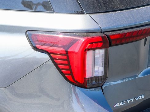 Used 2026 Ford Explorer Active RWD image 7