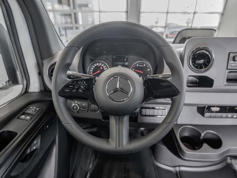 Used 2025 Mercedes-Benz Sprinter 2500 image 9