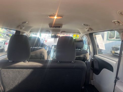 Used 2018 Dodge Grand Caravan SE w/ UConnect Hands-Free Group FWD image 8