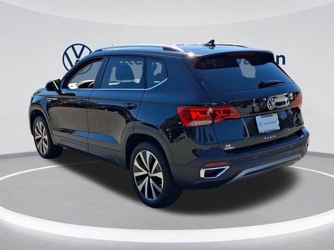 Used 2023 Volkswagen Taos SE w/ Panoramic Sunroof Package FWD image 4