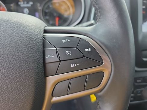 Used 2019 Jeep Cherokee Latitude w/ Cold Weather Group FWD image 18