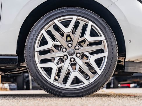 Certified 2025 Ford Expedition Platinum w/ Platinum Ultimate Package image 9