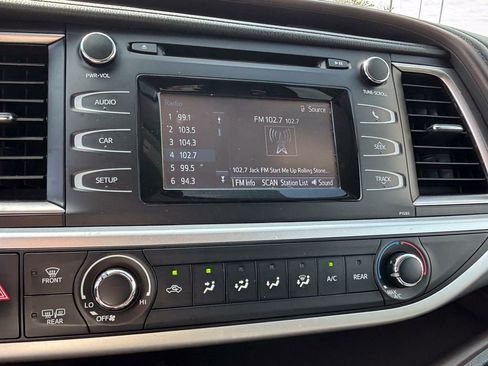 Used 2016 Toyota Highlander LE image 18