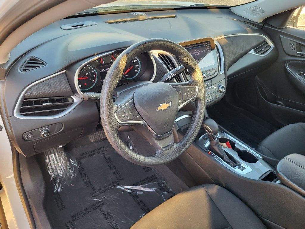 Used 2025 Chevrolet Malibu LT FWD image 8